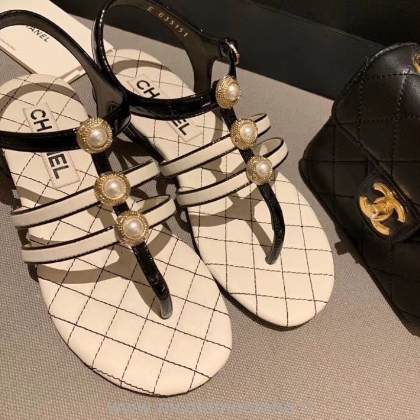 Qualità Originale Chanel Infradito Sandali Con Perle Impreziositi Pelle Di Vitello Pelle Di Vitello Collezione Primavera/estate 2020 Act 1 Nero/bianco