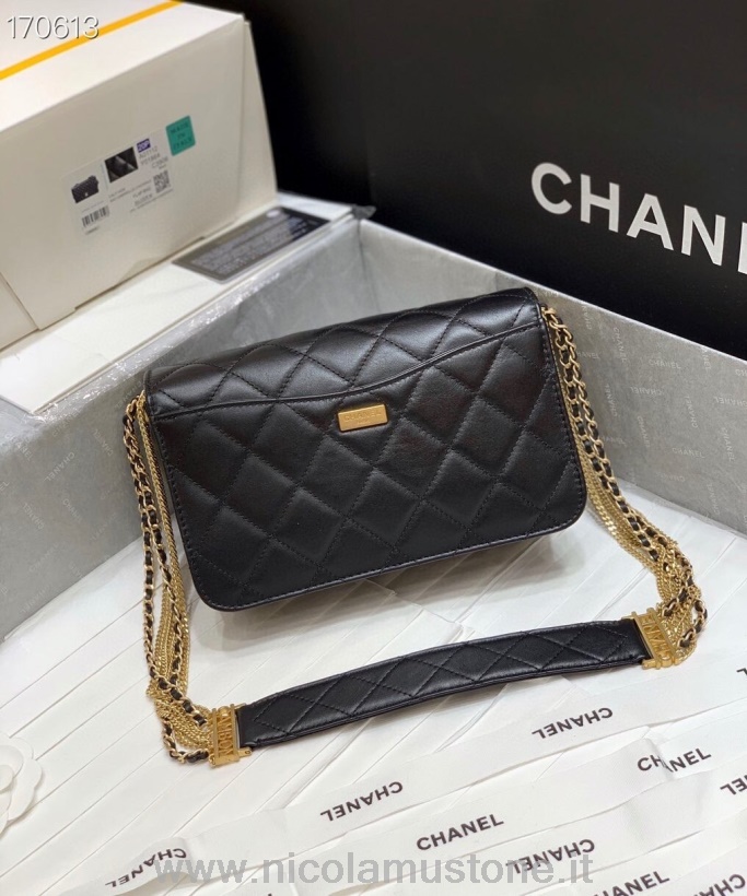 оригинално качество Chanel лого верига украсена чанта с капак 22см агнешка кожа златен хардуер колекция есен/зима 2020 черна
