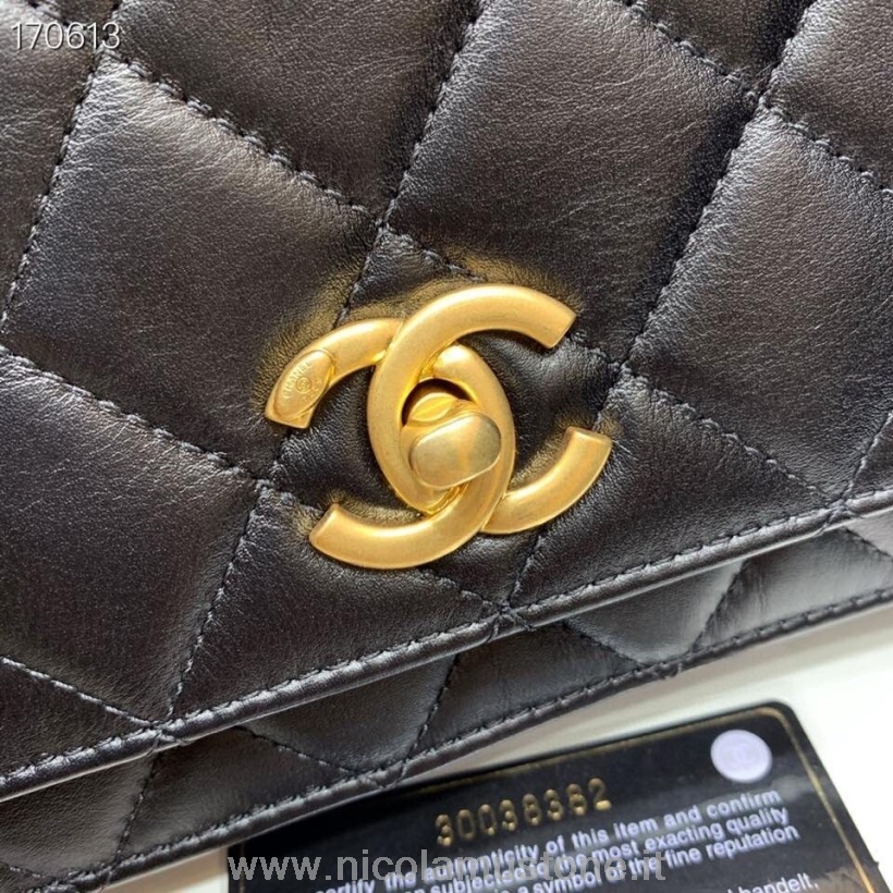 оригинално качество Chanel лого верига украсена чанта с капак 22см агнешка кожа златен хардуер колекция есен/зима 2020 черна