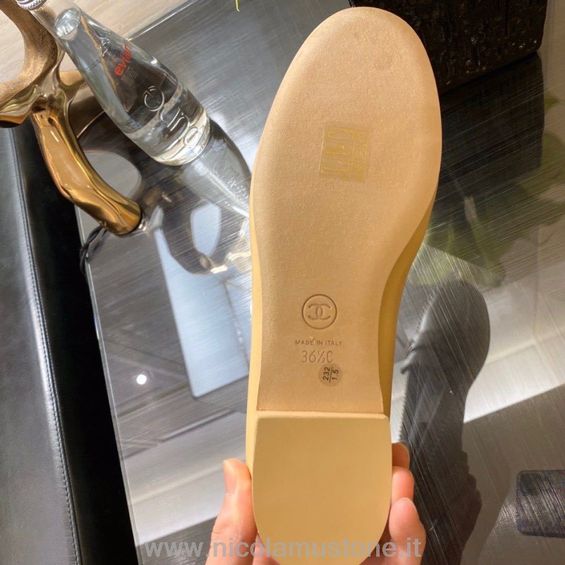 оригинално качество Chanel перла бродирани равни сандали агнешка кожа колекция пролет/лято 2020 тен
