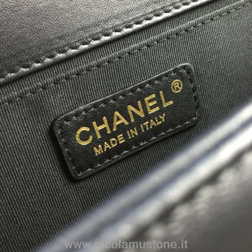 Qualità Originale Chanel Chevron Boy Bag 25cm Pelle Di Agnello Pelle Di Agnello Lucida Hardware Oro Primavera/estate 2018 Collezione Act 1 Nero