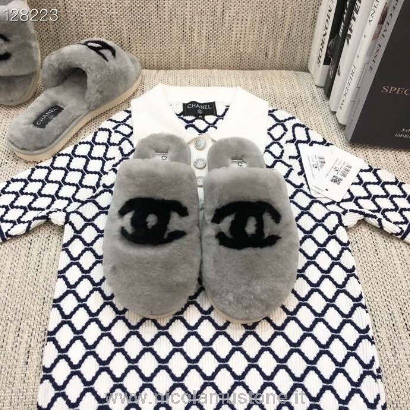 Originální Kvalitní Kožešinové Pantofle Chanel Cc Kolekce Podzim/zima 2020 šedá