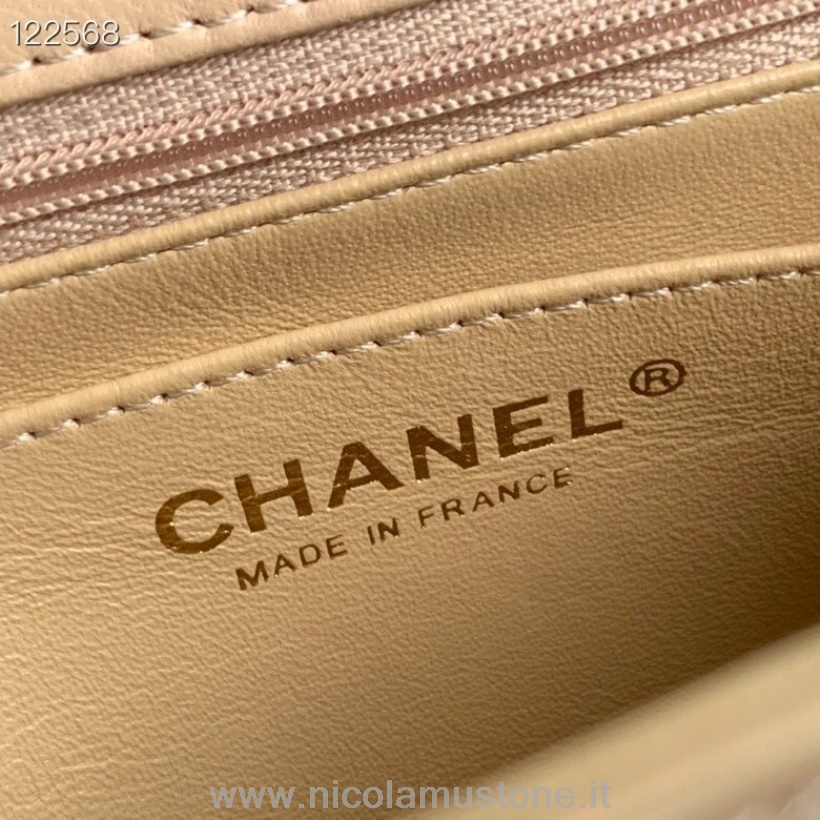 Originální Kvalitní Chanel Klasická Taška S Klopami 18cm Zlatý Hardware Lakovaná Kůže Kolekce Jaro/léto 2020 Béžová