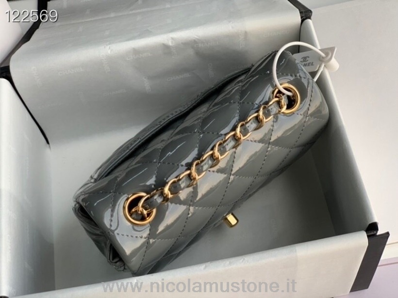 Originální Kvalitní Chanel Klasická Taška S Klopami 18cm Zlatý Hardware Lakovaná Kůže Kolekce Jaro/léto 2020 šedá