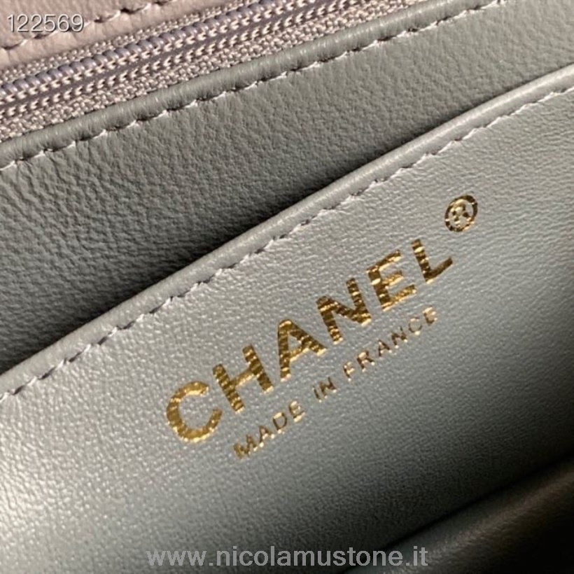Originální Kvalitní Chanel Klasická Taška S Klopami 18cm Zlatý Hardware Lakovaná Kůže Kolekce Jaro/léto 2020 šedá