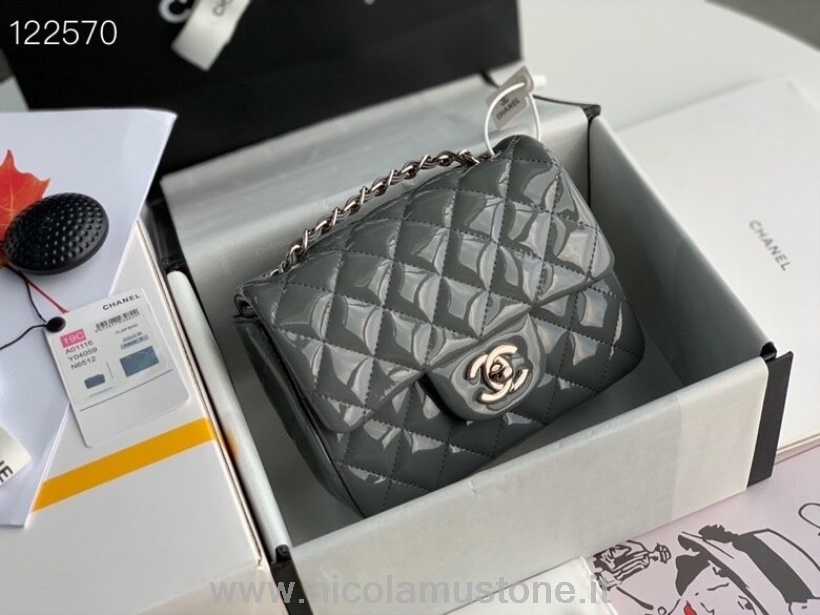 Originální Kvalitní Kabelka Chanel Klasická S Klopami 18cm Stříbrný Hardware Lakovaná Kůže Kolekce Jaro/léto 2020 šedá