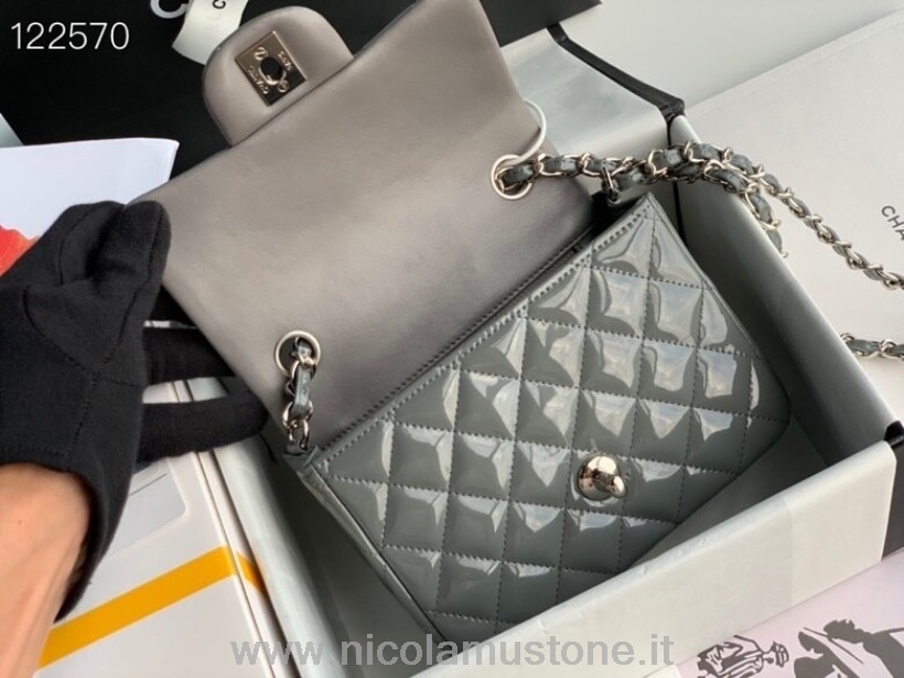 Originální Kvalitní Kabelka Chanel Klasická S Klopami 18cm Stříbrný Hardware Lakovaná Kůže Kolekce Jaro/léto 2020 šedá