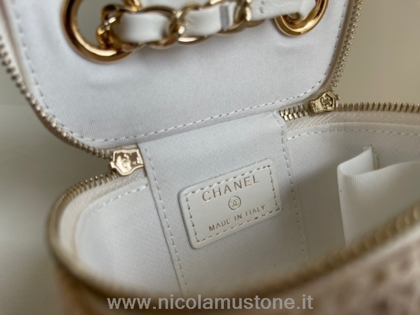 Originální Kvalitní Chanel Háčkované Pouzdro Na Toaletní Potřeby 16cm Ap2470 Zlaté Kování Jehněčí Kůže Kolekce Jaro/léto 2022 Bílá