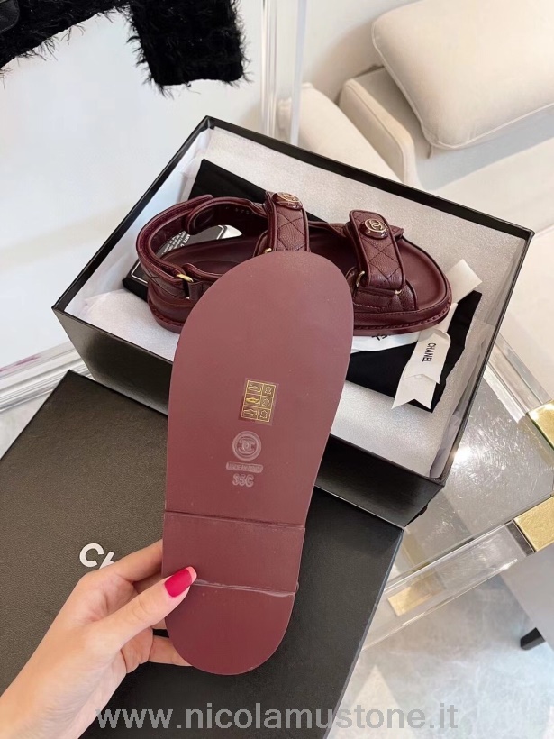 Originální Kvalitní Chanel Cc Knoflík Na Suchý Zip Sandály Zrnitá Teletina Kůže Kolekce Jaro/léto 2021 Vínová