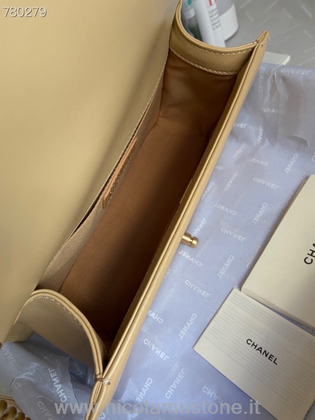 Originální Kvalitní Chanel Chevron Chlapecká Taška 25cm As67086 Zlatý Hardware Jehněčí Kůže Kolekce Podzim/zima 2021 Béžová