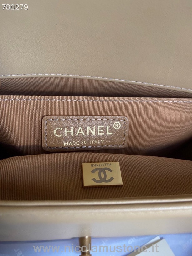 Originální Kvalitní Chanel Chevron Chlapecká Taška 25cm As67086 Zlatý Hardware Jehněčí Kůže Kolekce Podzim/zima 2021 Béžová