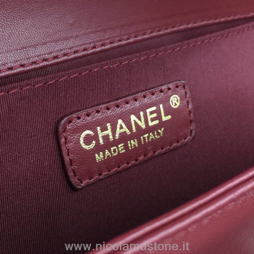 Originální Kvalitní Chanel Chevron Chlapecká Kabelka 25cm Jehněčí Kůže Lesklá Zlatá Hardware Jaro/léto 2018 Akt 1 Kolekce Vínová