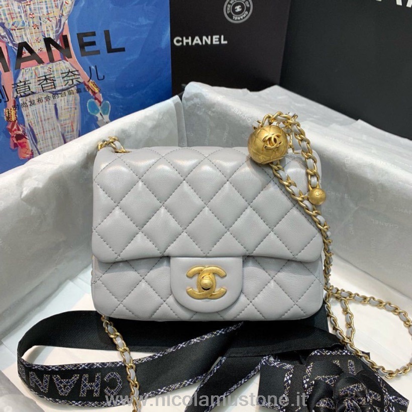 Original Qualität Chanel Classic Klappe Mit Charme Kette Mit Cc Details Auf Riemen Tasche 18cm Gold Hardware Lammleder Kollektion Frühjahr/sommer 2020 Grau