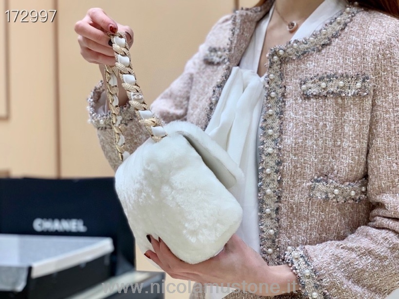 γούνινη τσάντα αυθεντικής ποιότητας Chanel Shearling Flap τσάντα 18cm δέρμα αρνιού στρας μεταλλικό ασημί υλικό κρουαζιέρας 2021 εποχιακή συλλογή λευκό