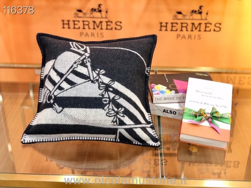 γνήσιας ποιότητας κουβέρτες Hermes News καρό μαξιλαράκι 50cm 116378 εκρού/μαύρο