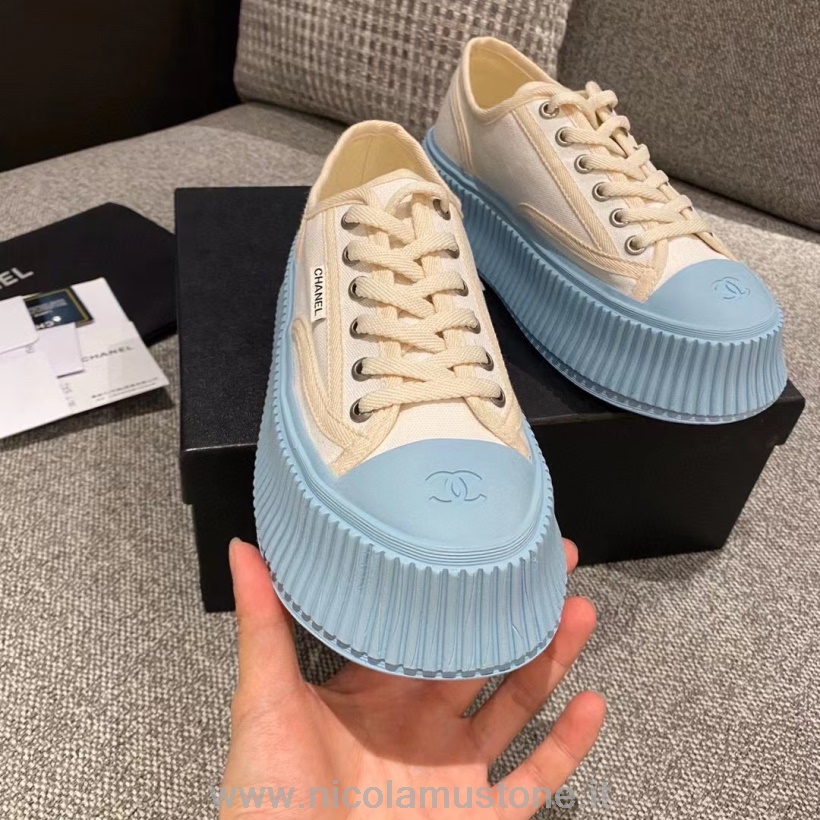 Πρωτότυπη συλλογή πάνινα παπούτσια με πλατφόρμα από καμβά Chanel φθινόπωρο/χειμώνας 2021 λευκό/μπλε