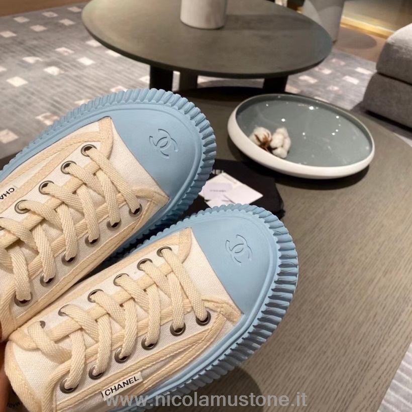 Πρωτότυπη συλλογή πάνινα παπούτσια με πλατφόρμα από καμβά Chanel φθινόπωρο/χειμώνας 2021 λευκό/μπλε