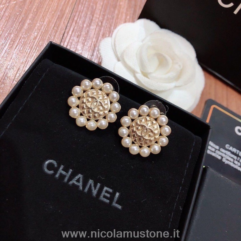αυθεντικά καρφωτά σκουλαρίκια διακοσμημένα με πέρλες Chanel 96375 συλλογή άνοιξη/καλοκαίρι 2020 χρυσό