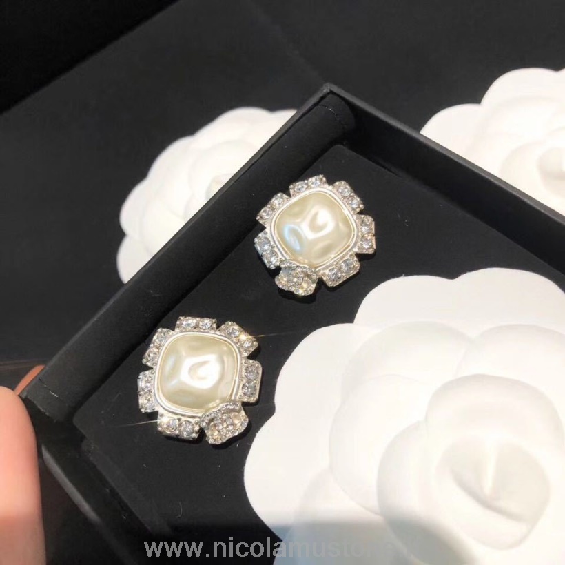αυθεντικά καρφωτά σκουλαρίκια διακοσμημένα με πέρλες Chanel 99375 συλλογή άνοιξη/καλοκαίρι 2020 ασήμι