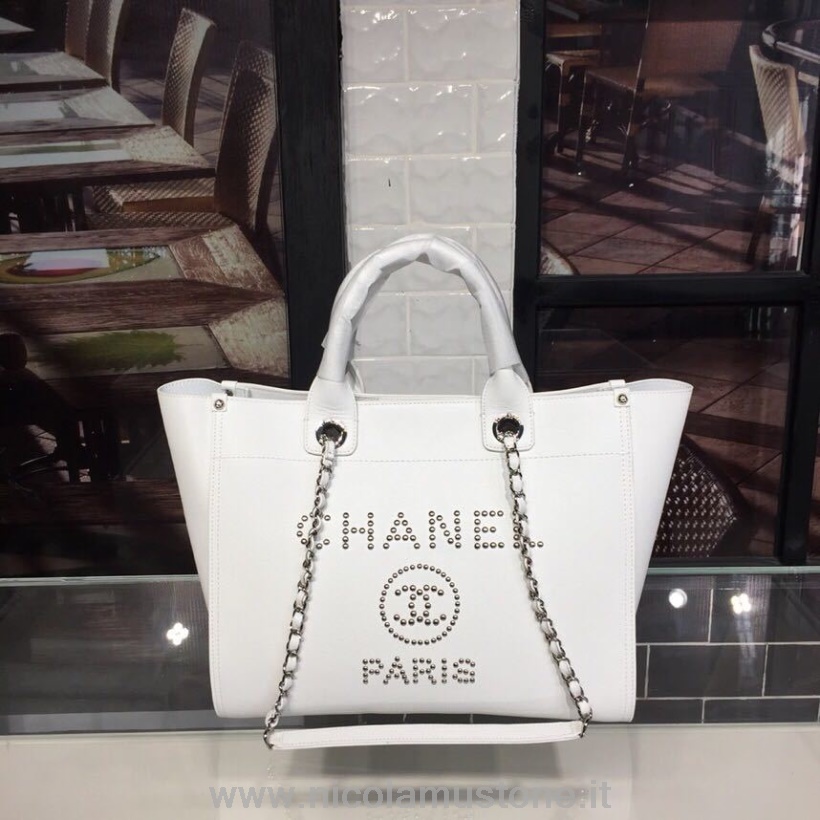 Bolso Chanel Deauville Con Tachuelas Calidad Original 33cm Piel De Becerro Herrajes Dorados Colección Primavera/verano 2018 Acto 1 Blanco