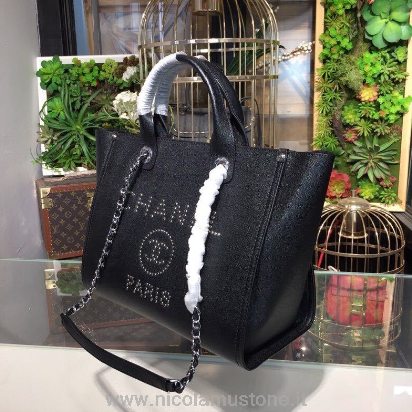 Bolso Chanel Deauville Mediano Con Tachuelas Calidad Original 33cm Piel De Becerro Graneada Herrajes Dorados Colección Primavera/verano 2018 Acto 1 Negro