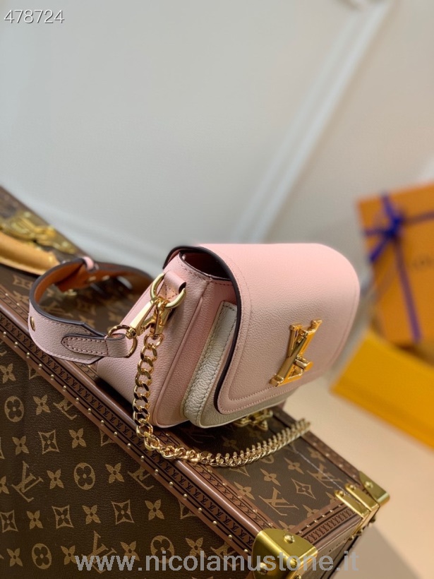 Bolso Louis Vuitton Lock Me Tender De Calidad Original 20cm Piel De Becerro Graneada Colección Primavera/verano 2021 M58555 Agua Rosa