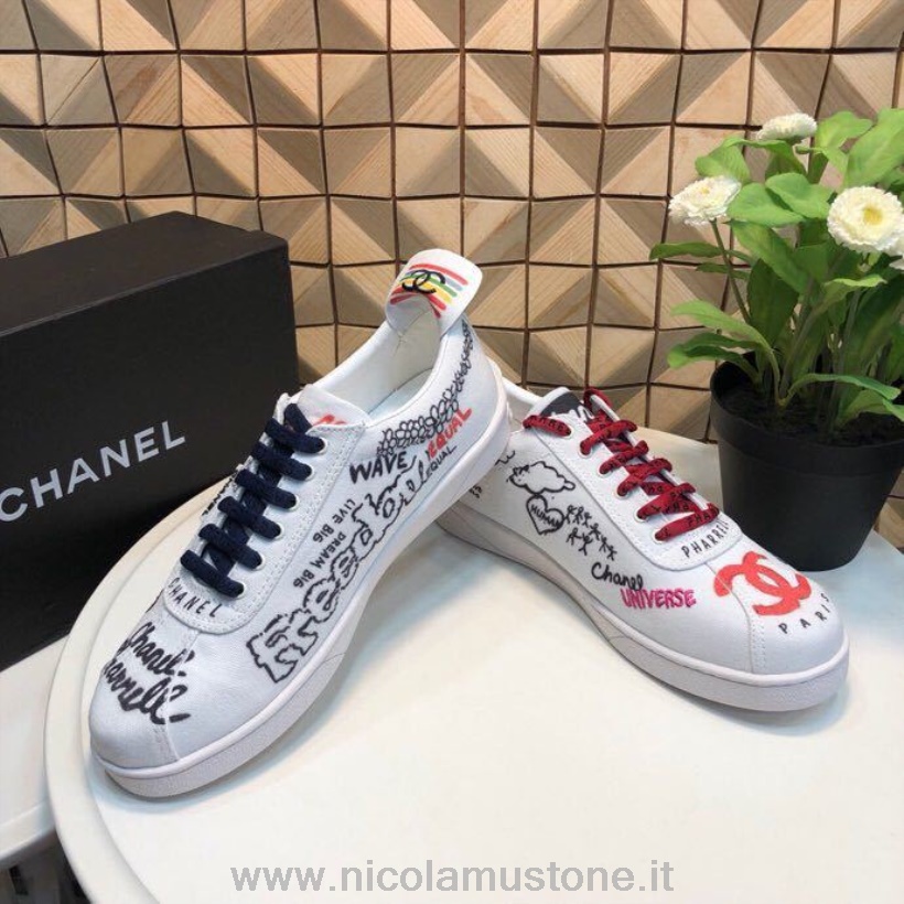 Eredeti Minőségi Chanel X Pharrell Kapszula Graffiti Vászon Fűzős Unisex Tornacipő 2019 Tavaszi/nyári Kollekció Fehér