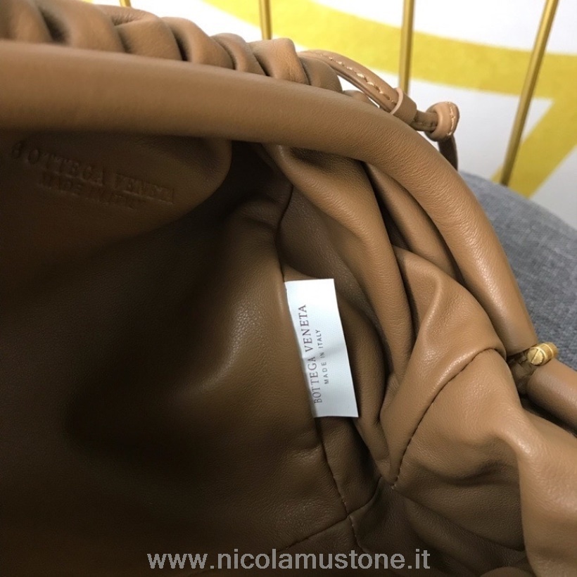 оригинальное качество Bottega Veneta The Mini Pouch наплечная сумка из телячьей кожи 22 см из коллекции весна-лето 2020 светло-коричневого цвета