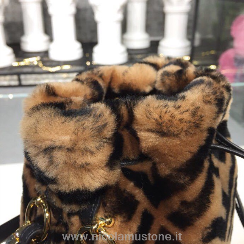 оригинальная качественная сумка-мешок Fendi Mon Tresor Ff из овчины с логотипом 20 см коллекция весна/лето 2019 коричневый цвет