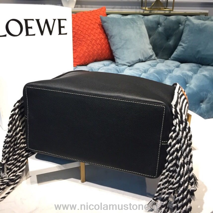 оригинальная качественная сумка-тоут Loewe с шарфом из телячьей кожи 30 см коллекция весна-лето 2019 черный цвет