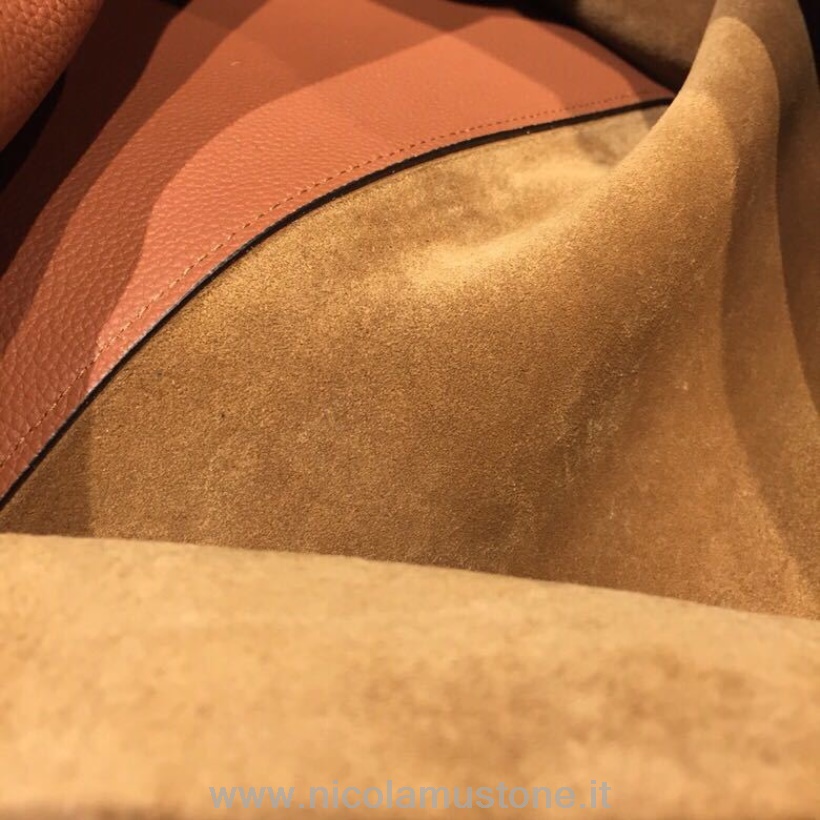 оригинальная качественная сумка-тоут Loewe с шарфом из телячьей кожи 42 см из коллекции весна-лето 2019 коричневого цвета
