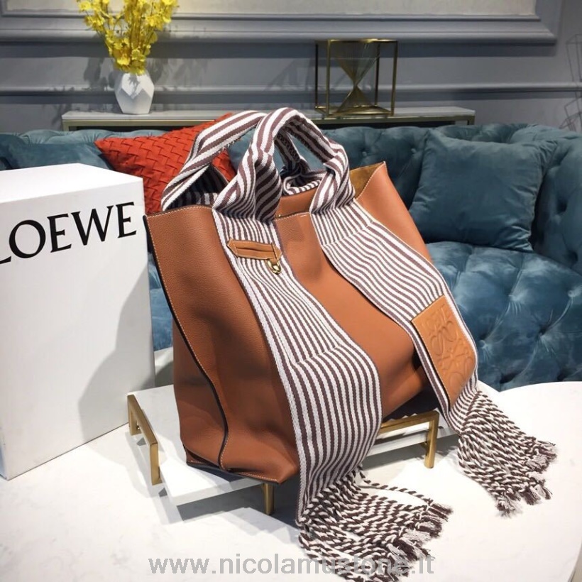 оригинальная качественная сумка-тоут Loewe с шарфом из телячьей кожи 42 см из коллекции весна-лето 2019 коричневого цвета