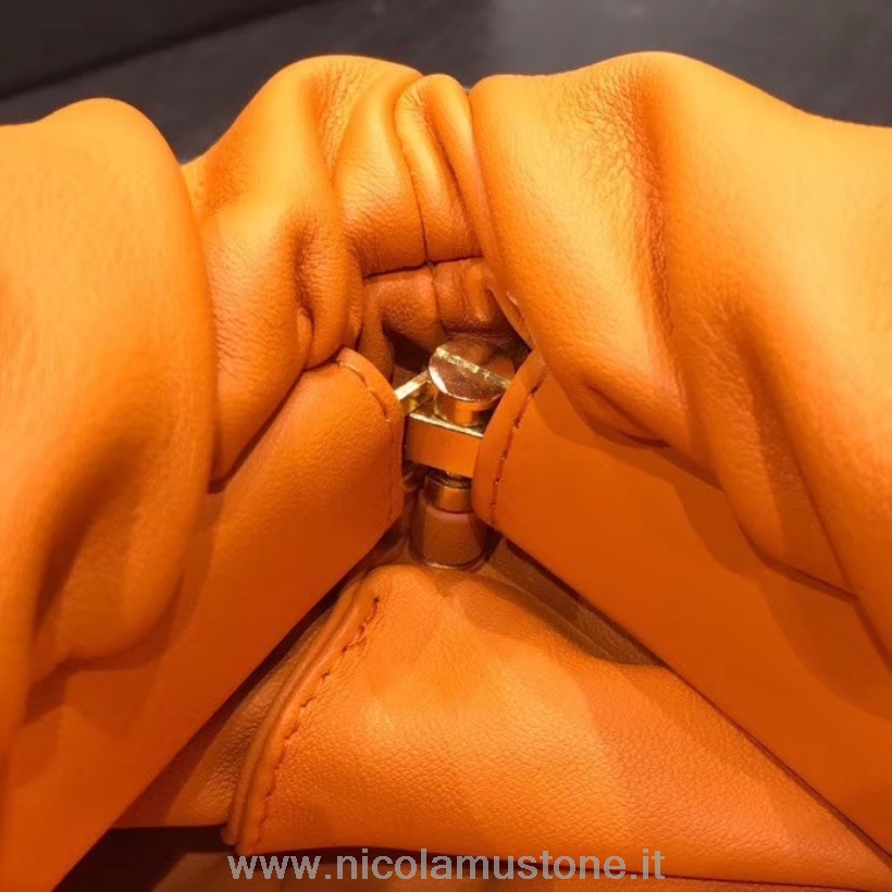 оригинальное качество Bottega Veneta The Chain Pouch сумка на плечо из телячьей кожи 32 см из коллекции весна-лето 2020 оранжевого цвета