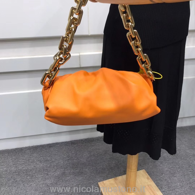 оригинальное качество Bottega Veneta The Chain Pouch сумка на плечо из телячьей кожи 32 см из коллекции весна-лето 2020 оранжевого цвета