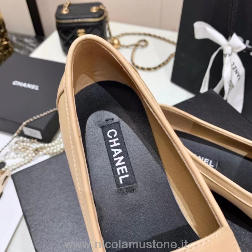 Повседневные лоферы оригинального качества Chanel с цепочкой из телячьей кожи коллекция осень/зима 2021 бежевые