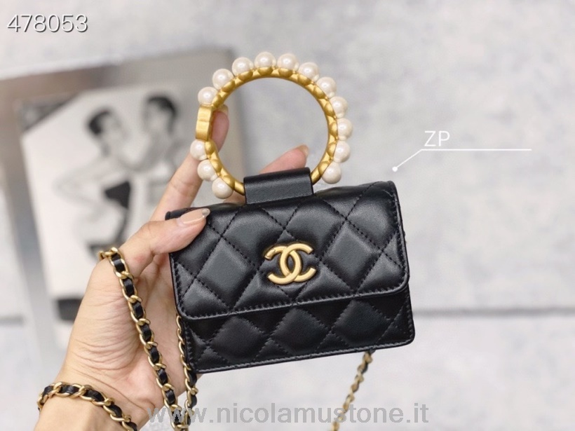 оригинальная качественная сумка-клапан Chanel с миниатюрной жемчужной вышитой ручкой 12см кожа ягненка золотая фурнитура коллекция весна-лето 2021 черный