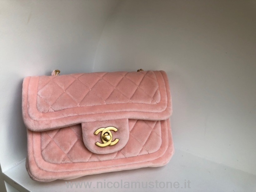бархатная сумка с клапаном Chanel оригинального качества 20 см золотая фурнитура коллекция весна/лето 2022 светло-розовый