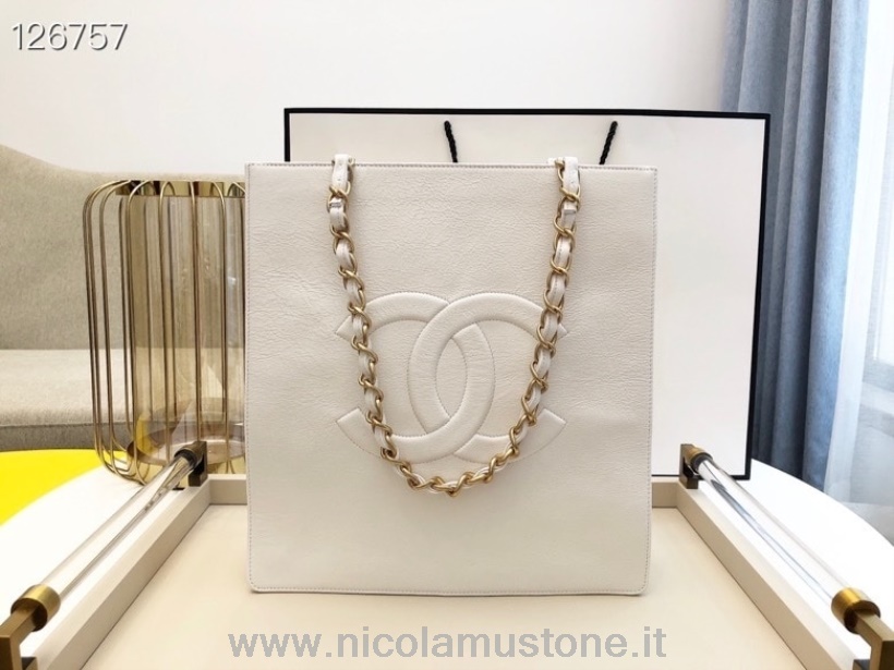 вертикальная сумка-тоут Chanel оригинального качества 32 см из состаренной телячьей кожи золотая фурнитура коллекция осень/зима 2020 белый