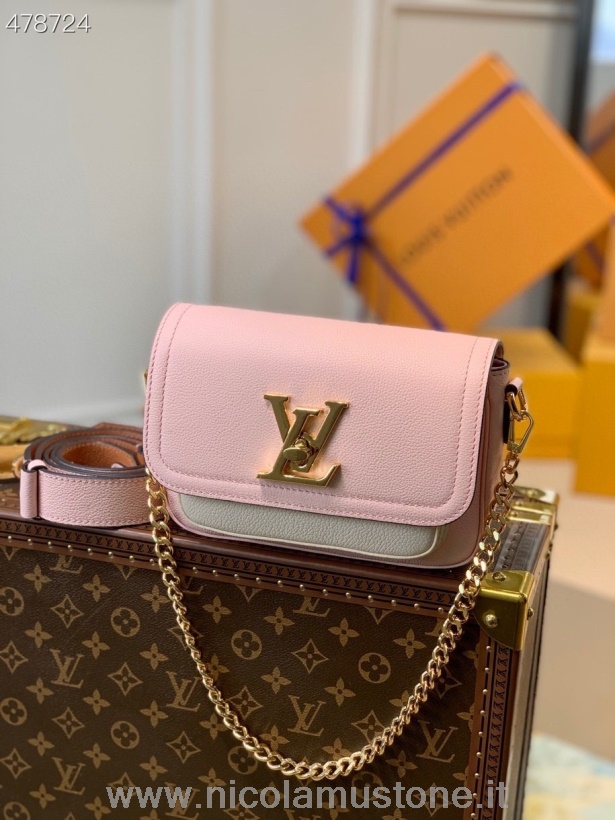 оригинальная качественная сумка Louis Vuitton Lock Me тендер 20см зернистая телячья кожа коллекция весна/лето 2021 M58555 розовая вода