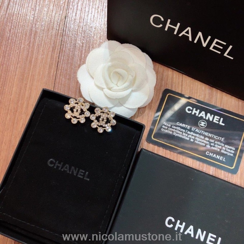 серьги-гвоздики оригинального качества Chanel из коллекции весна-лето 2020 украшенные стразами 96376 золото