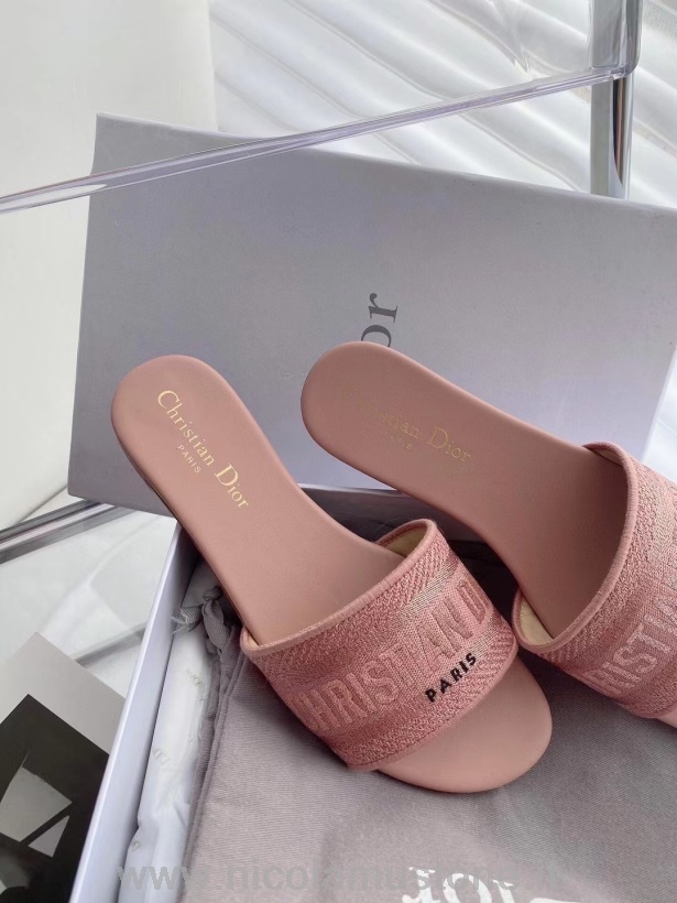 Сандалии Christian Dior Dway оригинального качества из хлопковой телячьей кожи с вышивкой коллекция весна-лето 2021 розового цвета