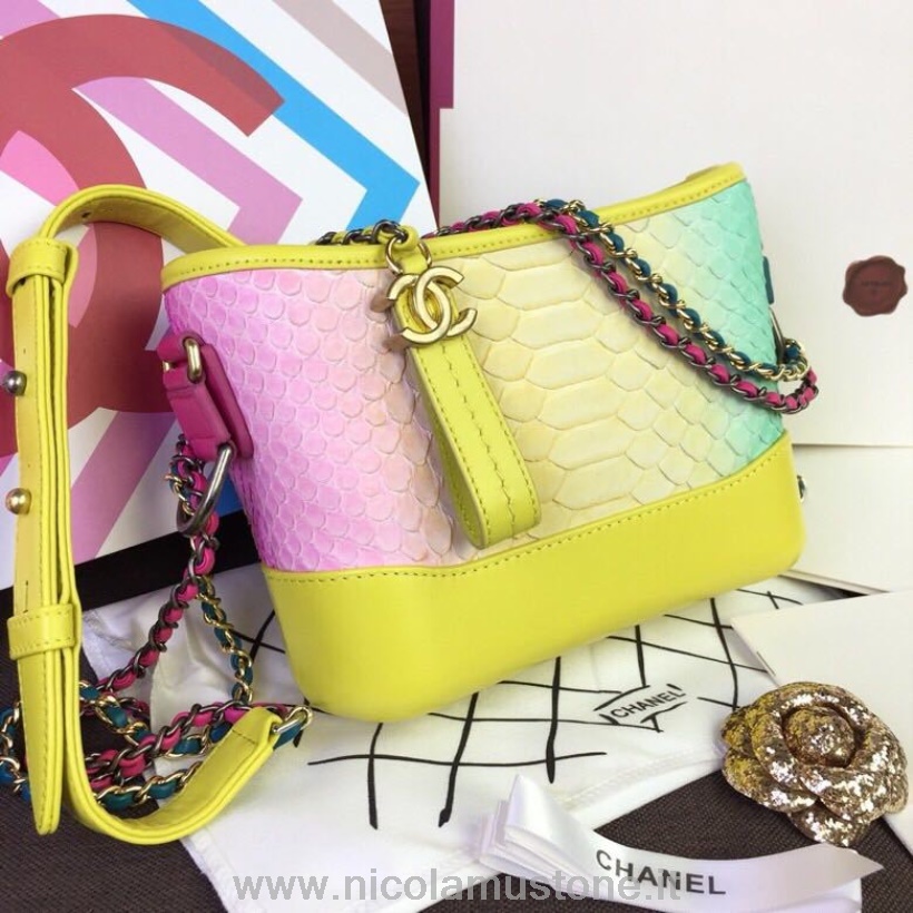 оригинальная качественная сумка-хобо Chanel Gabrielle маленькая 20 см из кожи питона весна/лето 2019 акт 1 коллекция 2019 желтая