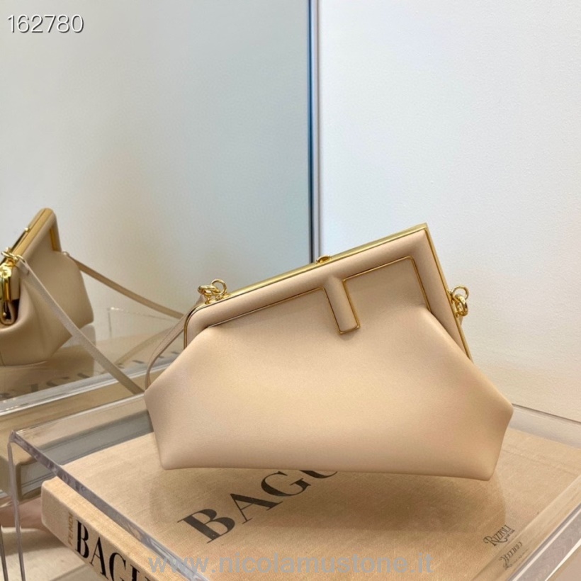 Маленькая сумка-клатч Fendi First из кожи наппа оригинального качества 26 см из коллекции осень-зима 2021 телесного цвета
