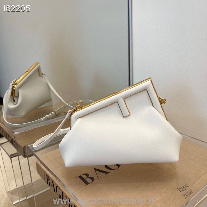 Маленькая сумка-клатч Fendi First из кожи наппа оригинального качества 26см из коллекции осень/зима 2021 белого цвета