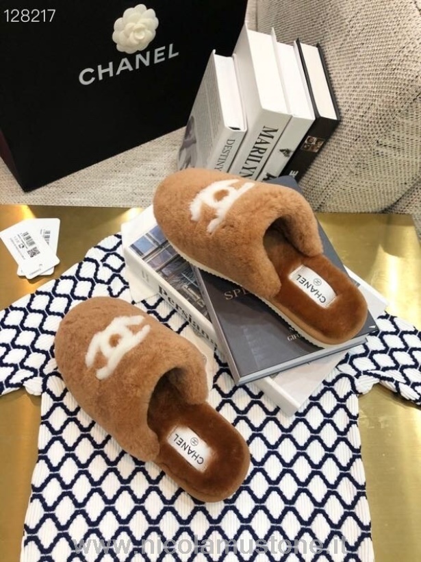 รองเท้าแตะ Chanel CC FUR ของแท้ คอลเลคชั่น Fall/Winter 2020 สีน้ำตาล