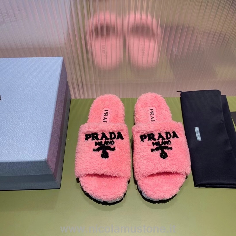 Prada FUR สไลด์รองเท้าแตะหนังลูกวัว Fall/Winter 2021 Collection สีชมพู/สีดำ