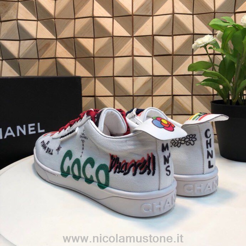 คุณภาพเดิม Chanel X Pharrell แคปซูล Graffiti ผ้าใบ Lace Up รองเท้าผ้าใบ Unisex ฤดูใบไม้ผลิ/ฤดูร้อน 2019 คอลเลกชันสีขาว