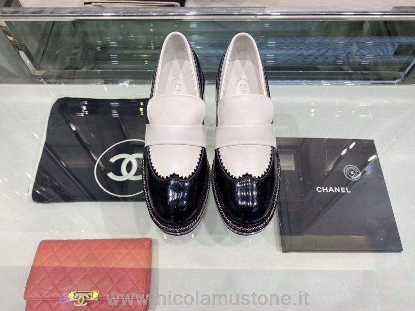 Orijinal Kaliteli Chanel Zincir Işlemeli Loafer\lar Dana Derisi Deri Sonbahar/kış 2019 Koleksiyonu Beyaz/siyah